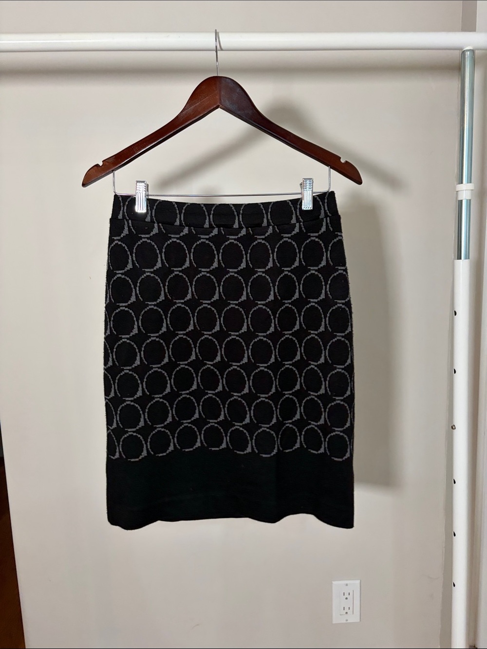 Laura Petites Black Circle-Pattern Knit Skirt - size 6